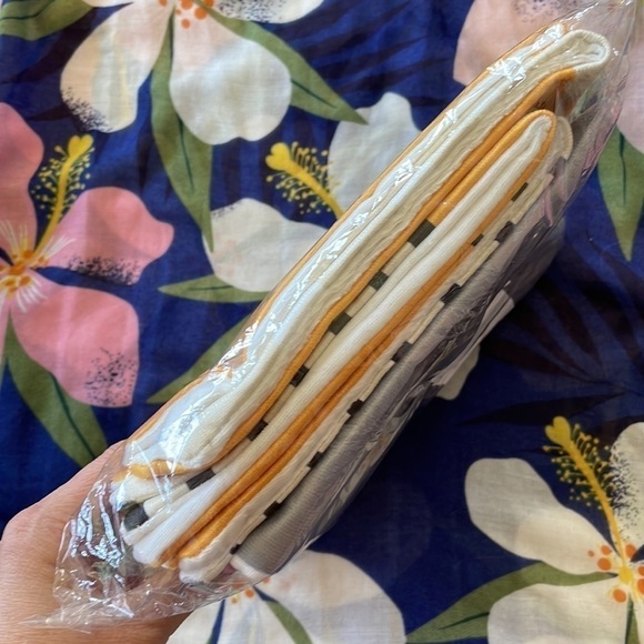 Brand New Set of 4 Decorative Pillow Covers 18"x18" Washable Decor Gold & Black - Picture 9 of 11